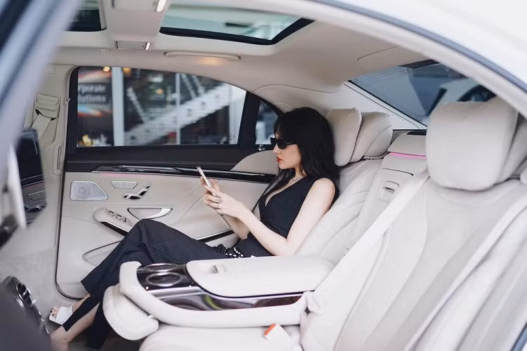 Nữ ca sĩ Anh Muốn Em Sống Sao cũng chia sẻ là khi biết được giá xe Mercedes-Benz S-Class hoàn toàn mới được bán ra tại dải đất hình chữ S vào năm sau gần gấp đôi những chiếc xe Mercedes-Benz S450 còn xót lại trong năm 2021 này nên đã nhanh chóng quyết định đặt mua. Nữ ca sĩ đến nhận bàn giao xe Mercedes-Benz S450 trong trang phục đen với điểm nhấn là đôi guốc màu trắng, tông xuyệt tông với xe