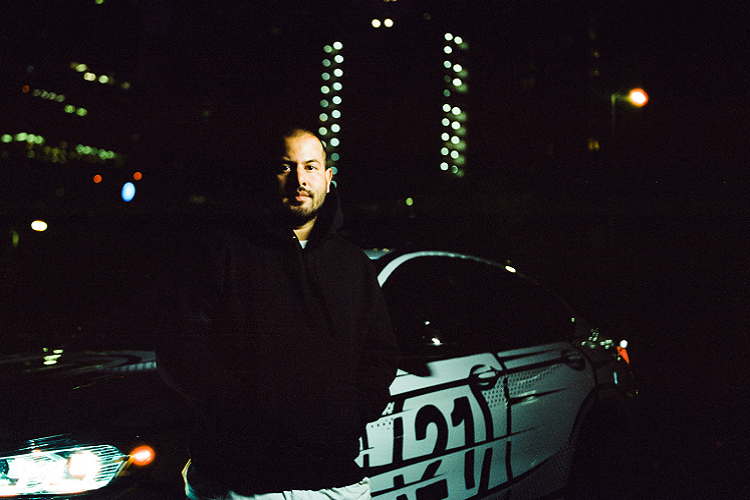 Joshua Vides cũng sẽ cùng BMW thiết kế một bộ sưu tập các phụ kiện, quần áo dành cho người hâm mộ của thương hiệu có thể mua. Bộ sưu tập này bao gồm các mẫu thời trang như áo phông và áo hoodie, các vật dụng hàng ngày như cốc giữ nhiệt và cả các sản phẩm trang trí nội thất như thảm.