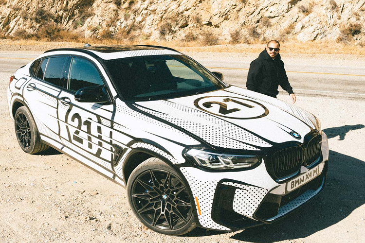 ” Đồng thời, họa sĩ cũng chia sẻ về mục tiêu của dự án: “Tôi muốn chiếc xe trông hoàn hảo nhất khi được trưng bày. Đây là lần đầu tiên tôi vẽ một diện mạo ngoại thất mô phỏng lại chuyển động nhanh trong phim hoạt hình hay phim ảnh. Tôi cảm thấy rất hài lòng về tác phẩm này của mình.”, Joshua Vides cho biết thêm.