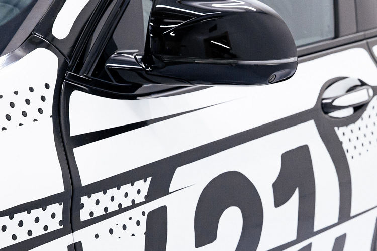 Họa sĩ Joshua Vides cho biết: “Tôi vô cùng vui mừng khi có thể hợp tác với BMW và BMW M trong dự án này. Kể từ khi chỉ mới 7 tuổi, tôi đã có một ước muốn sẽ có cơ hội sở hữu một chiếc BMW. Thật không thể tin được khi trong tương lai tôi lại có cơ hội để đem ý tưởng, phong cách nghệ thuật của riêng tôi vào thiết kế BMW X4 M Competition độc đáo".