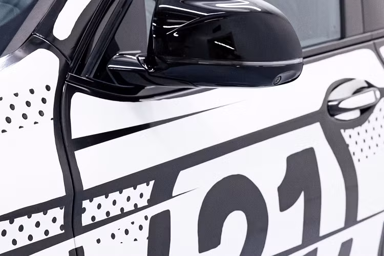 Họa sĩ Joshua Vides cho biết: “Tôi vô cùng vui mừng khi có thể hợp tác với BMW và BMW M trong dự án này. Kể từ khi chỉ mới 7 tuổi, tôi đã có một ước muốn sẽ có cơ hội sở hữu một chiếc BMW. Thật không thể tin được khi trong tương lai tôi lại có cơ hội để đem ý tưởng, phong cách nghệ thuật của riêng tôi vào thiết kế BMW X4 M Competition độc đáo".