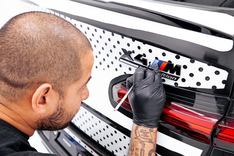 Markus Flasch, Giám đốc điều hành BMW M GmbH nhấn mạnh rằng đây là lần đầu tiên một mẫu xe thể thao hiệu suất cao của BMW M đóng vai trò là tâm điểm cũng như là nền móng cho sáng tác của nghệ sĩ Joshua Vides. Joshua đã hiểu cách sử dụng tài năng nghệ thuật của mình để tạo ra một thiết kế hoàn hảo nhất phù hợp với các đường nét của chiếc xe này. 