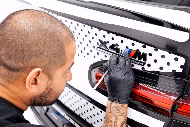 Markus Flasch, Giám đốc điều hành BMW M GmbH nhấn mạnh rằng đây là lần đầu tiên một mẫu xe thể thao hiệu suất cao của BMW M đóng vai trò là tâm điểm cũng như là nền móng cho sáng tác của nghệ sĩ Joshua Vides. Joshua đã hiểu cách sử dụng tài năng nghệ thuật của mình để tạo ra một thiết kế hoàn hảo nhất phù hợp với các đường nét của chiếc xe này. 