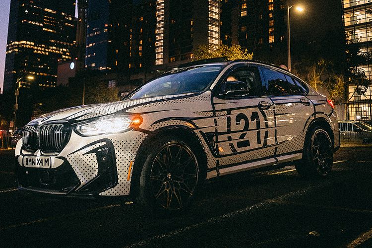 Sau đó, Joshua đã tạo ra bước đột phá cho sự nghiệp của chính mình bằng cách vẽ trang trí nghệ thuật cho một đôi giày nổi tiếng thế giới và không lâu sau đó, các nhãn hàng nổi tiếng trên toàn cầu đã tìm đến anh để có thể phát triển những bộ sưu tập thời trang ấn tượng.