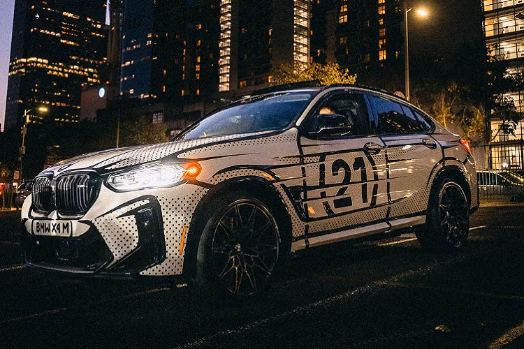 Sau đó, Joshua đã tạo ra bước đột phá cho sự nghiệp của chính mình bằng cách vẽ trang trí nghệ thuật cho một đôi giày nổi tiếng thế giới và không lâu sau đó, các nhãn hàng nổi tiếng trên toàn cầu đã tìm đến anh để có thể phát triển những bộ sưu tập thời trang ấn tượng.