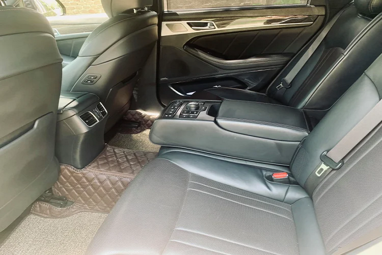 Sức mạnh được truyền xuống cầu sau (RWD) thông qua hộp số tự động 8 cấp (8AT). Động cơ V6 3.3L tăng áp kép này là một trong 3 tùy chọn động cơ được cung cấp cho dòng Genesis G80 gồm V8 5.0L và V6 3.8L.