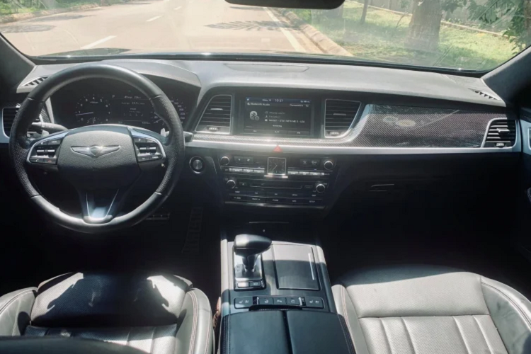 Tính đến nay, giá trị của chiếc Genesis G80 Sport 2018 này đã giảm một nửa so với thời điểm mua mới, khoảng 2,6 tỷ đồng tại thời điểm năm 2018. Tầm giá 1,5 tỷ đồng để sở hữu một chiếc sedan hạng sang cỡ trung thể thao, vốn được định vị “chung mâm” Mercedes-Benz E-Class, BMW 5 Series hay Lexus ES là một lựa chọn hấp dẫn, tuy nhiên rất kén người chơi vì thương hiệu xe sang của Hàn không được ưa chuộng.