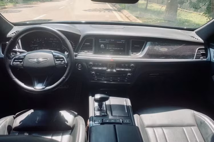 Tính đến nay, giá trị của chiếc Genesis G80 Sport 2018 này đã giảm một nửa so với thời điểm mua mới, khoảng 2,6 tỷ đồng tại thời điểm năm 2018. Tầm giá 1,5 tỷ đồng để sở hữu một chiếc sedan hạng sang cỡ trung thể thao, vốn được định vị “chung mâm” Mercedes-Benz E-Class, BMW 5 Series hay Lexus ES là một lựa chọn hấp dẫn, tuy nhiên rất kén người chơi vì thương hiệu xe sang của Hàn không được ưa chuộng.