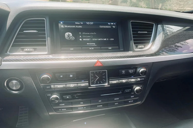 Xe đi kèm với dàn âm thanh 17 loa, sạc điện thoại không dây và hoăn nữa. Bên cạnh nhiều công nghệ an toàn và hỗ trợ lái như: Phanh tự động khẩn cấp (AEB) với tính năng phát hiện người đi bộ, cảnh báo người lái, camera quan sát xung quanh.