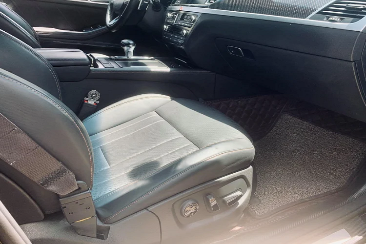 Nội thất Genesis G80 Sport 2018 được trang bị cao cấp với ghế ngồi bọc da, chỉnh điện 12 hướng có hệ thống sưởi. Hệ thống điều hòa tự động hai vùng độc lập, hệ thống thông tin giải trí sử dụng màn hình 8 inch, hỗ trợ kết nối Apple CarPlay và Android Auto.