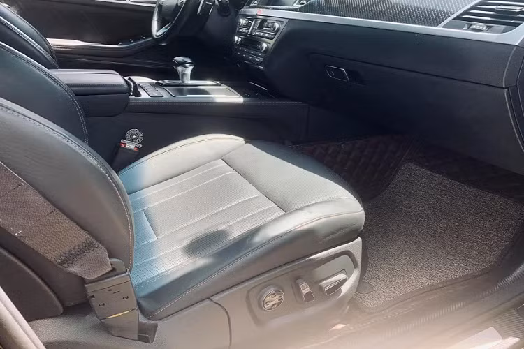 Nội thất Genesis G80 Sport 2018 được trang bị cao cấp với ghế ngồi bọc da, chỉnh điện 12 hướng có hệ thống sưởi. Hệ thống điều hòa tự động hai vùng độc lập, hệ thống thông tin giải trí sử dụng màn hình 8 inch, hỗ trợ kết nối Apple CarPlay và Android Auto.