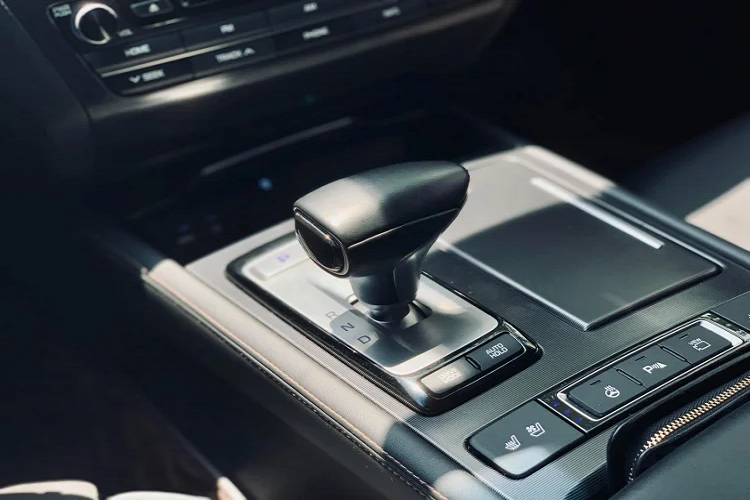 Genesis G80 Sport 2018 sử động cơ xăng V6, dung tích 3.3L sử dụng tăng áp kép (Twin-turbo) cho công suất tối đa 365 mã lực tại 6.000 vòng/phút và mô-men xoắn 509Nm đạt được ngay tải dải vòng tua thấp từ 1.300 – 4.500 vòng/phút.