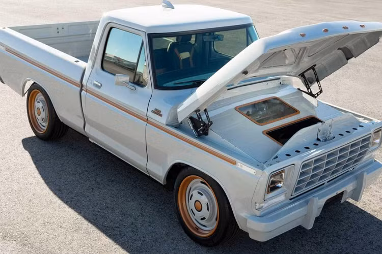 Eric Cin, giám đốc toàn cầu về cá nhân hóa xe và phụ kiện của Ford, cho biết: “Mẫu concept F-100 Eluminator là một cái nhìn trước về cách chúng tôi hỗ trợ khách hàng khi họ sử dụng xe điện hoàn toàn và chấp nhận không phát khí thải, ngay cả đối với những chiếc xe di sản của Ford”.