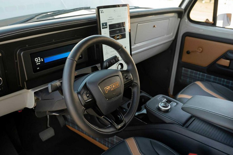 Một khoảng trống nhỏ phía trước có để một chiếc túi và sơ đồ cách sạc xe tải. Ngoài ra, chiếc bán tải độc nhất này cũng lắp đặt bộ la-zăng ba mảnh bằng nhôm 19 inch phong cách cổ điển, bọc trong bộ lốp hiệu suất cao Michelin Latitude Sport.