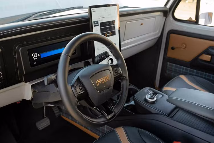 Một khoảng trống nhỏ phía trước có để một chiếc túi và sơ đồ cách sạc xe tải. Ngoài ra, chiếc bán tải độc nhất này cũng lắp đặt bộ la-zăng ba mảnh bằng nhôm 19 inch phong cách cổ điển, bọc trong bộ lốp hiệu suất cao Michelin Latitude Sport.