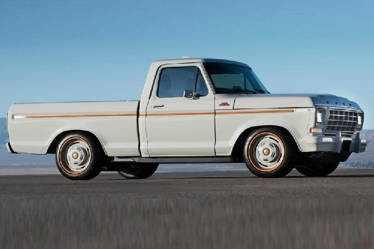 Màu sơn xám Avalanche Grey với các điểm nhấn màu đồng Cerakote Copper đã góp phần làm đẹp cho ngoại thất trong khi nội thất nhận được một mặt táp lô bằng nhôm từ JJR Fabrication. Mở nắp capô sẽ hé lộ cảnh tượng hệ truyền động dưới một tấm ốp trong suốt.