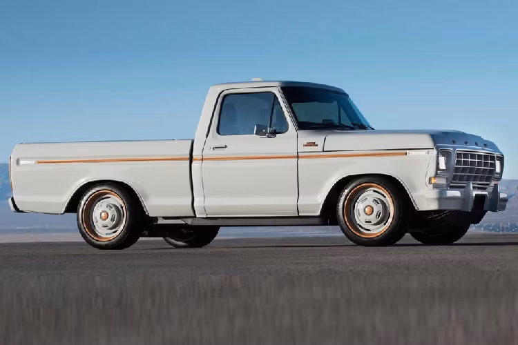 Màu sơn xám Avalanche Grey với các điểm nhấn màu đồng Cerakote Copper đã góp phần làm đẹp cho ngoại thất trong khi nội thất nhận được một mặt táp lô bằng nhôm từ JJR Fabrication. Mở nắp capô sẽ hé lộ cảnh tượng hệ truyền động dưới một tấm ốp trong suốt.