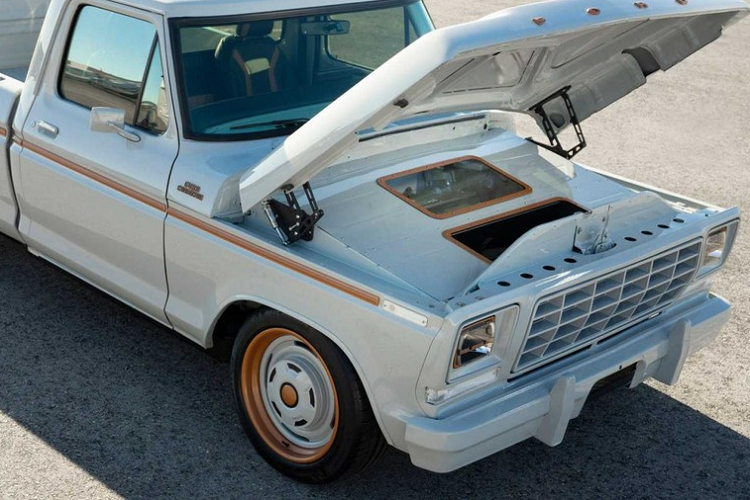 Hãng Ford đã làm điều đó tại sự kiện SEMA Show 2021 khi giới thiệu mẫu concept F-100 Eluminator, một chiếc xe bán tải không phát khí thải dựa trên mẫu xe cổ điển F-100 1978. Nó có trang bị khối mô tơ điện từ bộ phận Ford Performance Parts mà mọi người có thể mua ngay bây giờ.