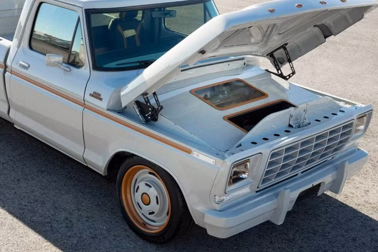 Hãng Ford đã làm điều đó tại sự kiện SEMA Show 2021 khi giới thiệu mẫu concept F-100 Eluminator, một chiếc xe bán tải không phát khí thải dựa trên mẫu xe cổ điển F-100 1978. Nó có trang bị khối mô tơ điện từ bộ phận Ford Performance Parts mà mọi người có thể mua ngay bây giờ.