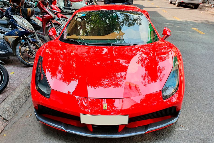 Thêm vào đó, 488 được tiếp thu công nghệ lái từ 458 Speciale, 488 GTB nhanh hơn so với 458 một chút. Hệ thống phanh và lốp xe giống “thửa” lại của siêu xe LaFerrari. Mức giá xe Ferrari 488 GTB khi mới về Việt Nam được đại lý tư nhân chào bán khoảng hơn 16 tỷ đồng.