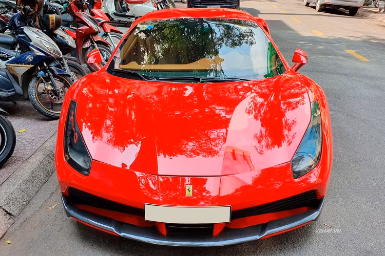 Thêm vào đó, 488 được tiếp thu công nghệ lái từ 458 Speciale, 488 GTB nhanh hơn so với 458 một chút. Hệ thống phanh và lốp xe giống “thửa” lại của siêu xe LaFerrari. Mức giá xe Ferrari 488 GTB khi mới về Việt Nam được đại lý tư nhân chào bán khoảng hơn 16 tỷ đồng.