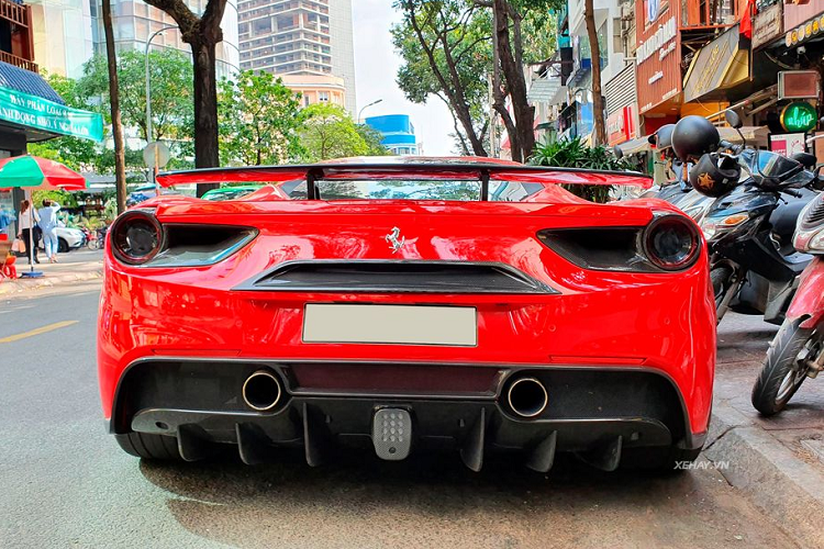 Kết hợp cùng hộp số ly hợp kép 7 cấp sức mạnh này khiến 488 GTB chỉ mất khoảng 3 giây để tăng tốc từ 0 - 100 km/h trước khi đạt vận tốc tối đa 330 km/h.