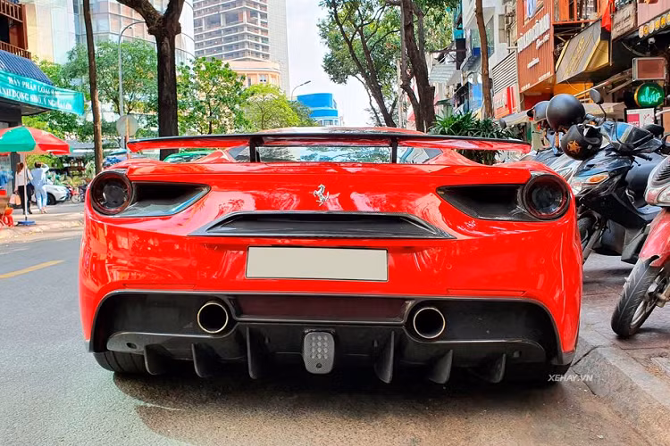 Kết hợp cùng hộp số ly hợp kép 7 cấp sức mạnh này khiến 488 GTB chỉ mất khoảng 3 giây để tăng tốc từ 0 - 100 km/h trước khi đạt vận tốc tối đa 330 km/h.