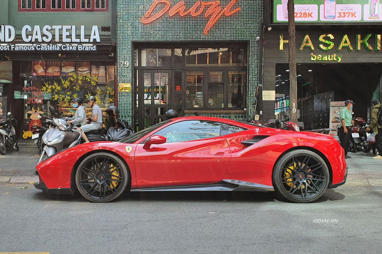 Ngoài ra, một số điểm khác biệt có thể thấy ngay trên 488 GTB so với “đàn anh” 458 như hệ thống đèn pha LED tinh xảo hơn so với đèn pha bi-xenon kết hợp LED định vị trên 458 Italy.