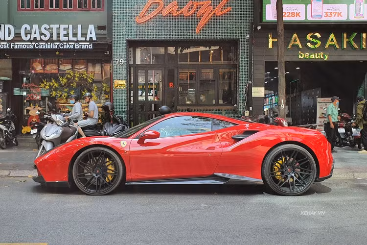 Ngoài ra, một số điểm khác biệt có thể thấy ngay trên 488 GTB so với “đàn anh” 458 như hệ thống đèn pha LED tinh xảo hơn so với đèn pha bi-xenon kết hợp LED định vị trên 458 Italy.