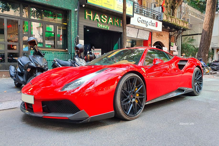 Một trong những điểm khiến siêu phẩm Ferrari 488 GTB hàng hiếm trong bài viết thu hút sự chú ý của các tín đồ mê xe đến từ gói độ khủng Novitec Rosso.