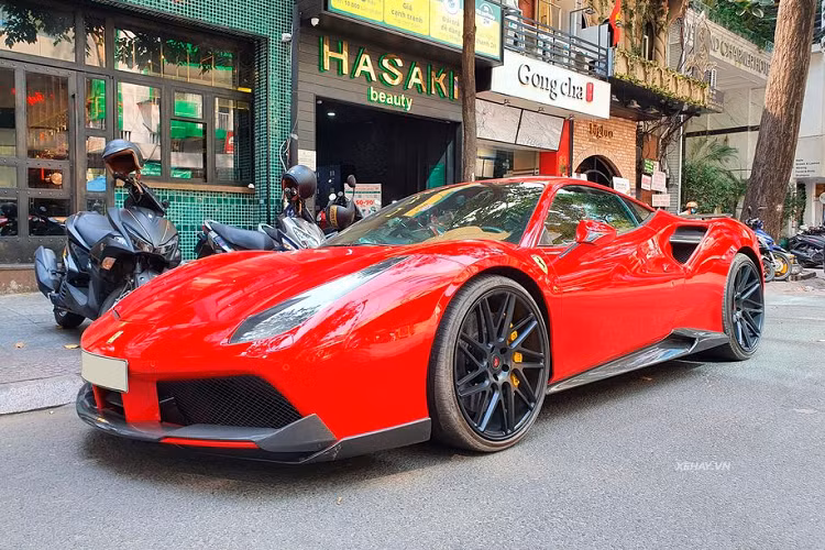 Một trong những điểm khiến siêu phẩm Ferrari 488 GTB hàng hiếm trong bài viết thu hút sự chú ý của các tín đồ mê xe đến từ gói độ khủng Novitec Rosso.