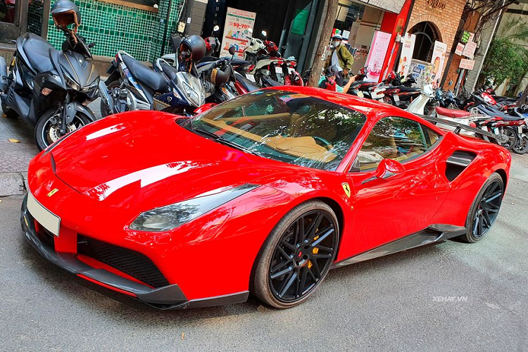 Về nguồn gốc, siêu phẩm Ferrari 488 GTB trong bài viết ban đầu từng thuộc sở hữu của một vị đại gia sinh sống tại TP.Đà Nẵng. Đồng thời, đây cũng là chiếc 488 GTB duy nhất ở khu vực miền trung. Tuy nhiên, thời gian gần đây chiếc xe này đã đổi chủ và chuyển vào định cư ở TP.HCM.