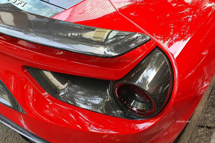 Với gói độ này, chiếc Ferrari 488 GTB đã được thay thế khá nhiều chi tiết như cản dưới phía trước bổ sung thêm thanh carbon, ốp trang trí và cản sau mới, cánh gió khí động học hay đặc biệt là việc hiệu chỉnh đôi chút công suất của xe.