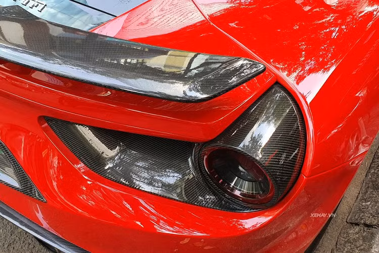 Với gói độ này, chiếc Ferrari 488 GTB đã được thay thế khá nhiều chi tiết như cản dưới phía trước bổ sung thêm thanh carbon, ốp trang trí và cản sau mới, cánh gió khí động học hay đặc biệt là việc hiệu chỉnh đôi chút công suất của xe.