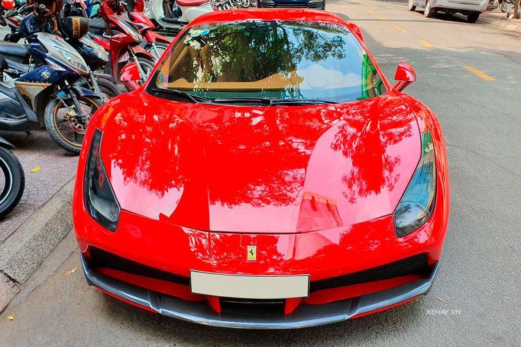 Là một chiếc xe được thiết kế khoang máy phía sau, Ferrari 488 GTB sử dụng khối động cơ V8, tăng áp kép, 3.9 lít, sản sinh công suất tối đa 661 mã lực và mô-men xoắn cực đại 760 Nm.