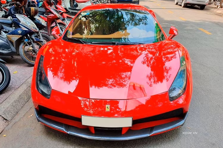 Là một chiếc xe được thiết kế khoang máy phía sau, Ferrari 488 GTB sử dụng khối động cơ V8, tăng áp kép, 3.9 lít, sản sinh công suất tối đa 661 mã lực và mô-men xoắn cực đại 760 Nm.