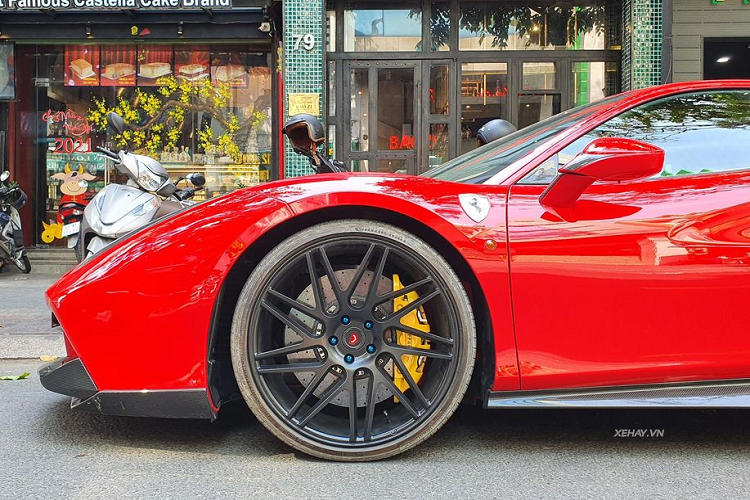 Ferrari 488 GTB là mẫu xe kế nhiệm thành công của mẫu 458. Theo nhà sản xuất, có tới 85% bộ phận trên 488 được thay mới so với 458. Đáng chú ý nhất là động cơ tăng áp 3.9 lít thay động cơ hút khí tự nhiên dung tích 4.5 lít trên thế hệ tiền nhiệm.