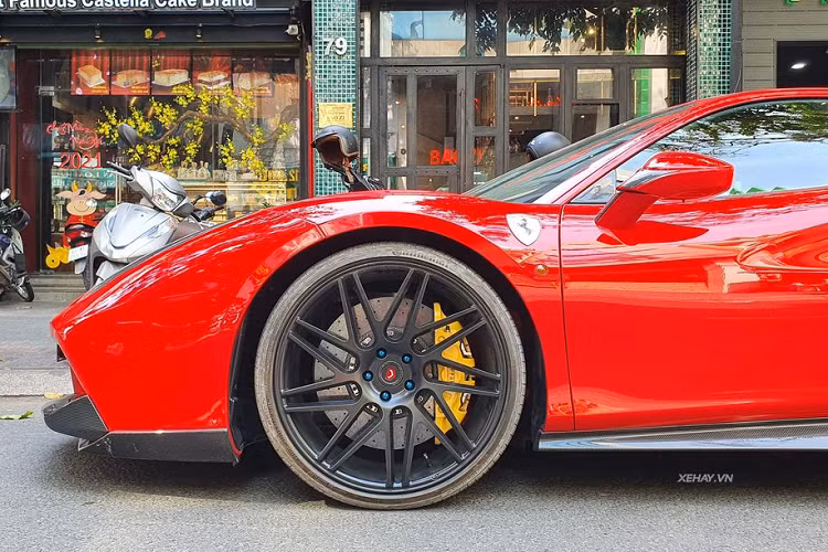 Ferrari 488 GTB là mẫu xe kế nhiệm thành công của mẫu 458. Theo nhà sản xuất, có tới 85% bộ phận trên 488 được thay mới so với 458. Đáng chú ý nhất là động cơ tăng áp 3.9 lít thay động cơ hút khí tự nhiên dung tích 4.5 lít trên thế hệ tiền nhiệm.