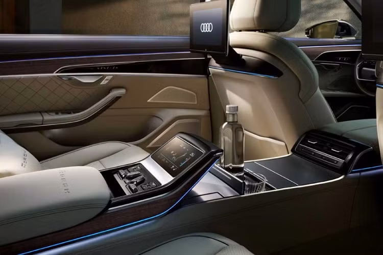 Sức mạnh được truyền tới cả 4 bánh thông qua hộp số tự động 8 cấp và hệ dẫn động Quattro nổi tiếng