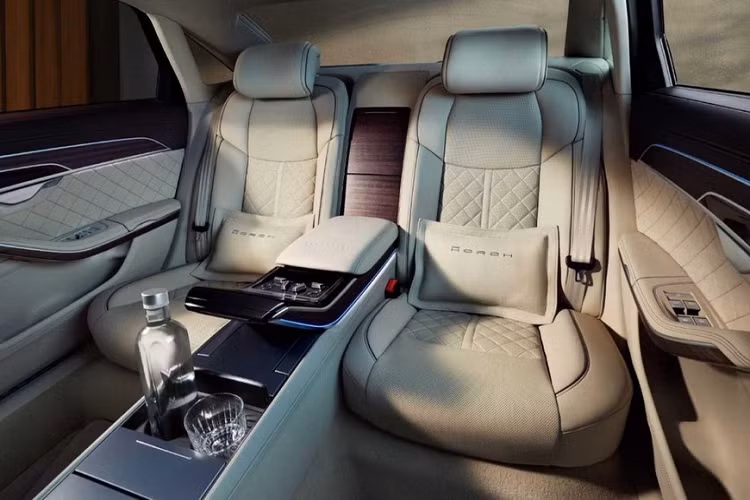 "Trái tim" của Audi A8L Horch 2022 là khối động cơ xăng V6, tăng áp, dung tích 3.0L, đi với hệ thống mild hybrid 48 V. Nhờ đó, xe sở hữu công suất tối đa 340 mã lực và mô-men xoắn cực đại 500 Nm.