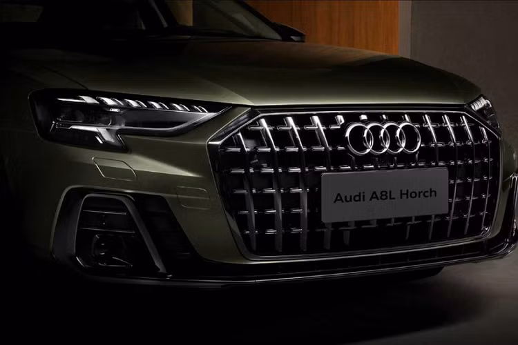 So với bản thường, Audi A8L Horch 2022 có một số nâng cấp đáng chú ý nhằm cạnh tranh trước những đối thủ như Mercedes-Maybach S-Class ở thị trường Trung Quốc. Tương tự A8L tiêu chuẩn, xe cũng có chiều dài tăng 130 mm so với A8, lên đến 5.450 mm. Sự thay đổi này mang đến hàng ghế sau vô cùng rộng rãi nhằm tạo cảm giác thoải mái nhất cho những chủ nhân đích thực của xe.