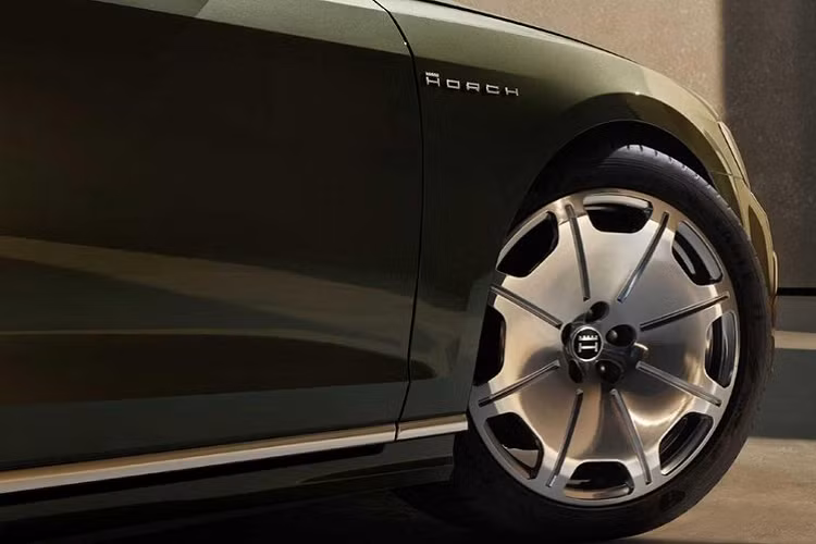 Ngoài ra, Audi A8L Horch 2022 còn có màu sơn ngoại thất dành riêng cho xe, đó là xám và xanh lục, bộ vành hợp kim 20 inch cùng logo Horch như đặc điểm nhận dạng. Bên cạnh đó là cụm đèn pha Matrix LED hiện đại và đèn hậu OLED tiêu chuẩn.