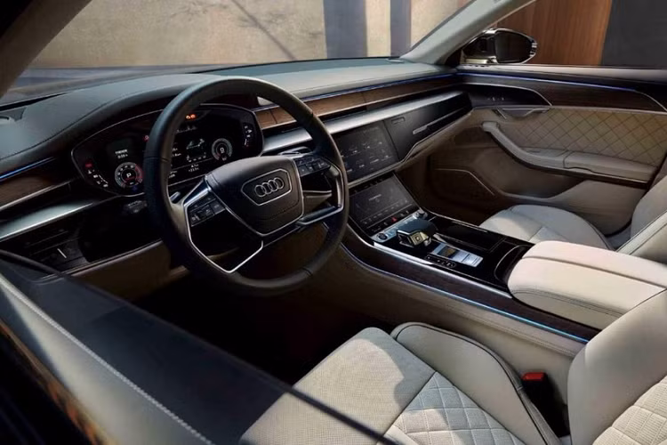 Hàng ghế trước và sau của xe đều có tính năng mát-xa. Riêng hàng ghế sau đi kèm màn hình thông tin giải trí ở giữa để hành khách chỉnh nhiều tính năng của xe.