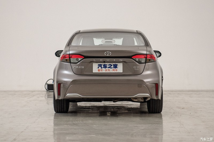 Bên ngoài, Toyota Levin GT 2021 được trang bị lưới tản nhiệt dưới hình thang cỡ lớn với những nan nằm ngang. Nằm hai bên lưới tản nhiệt này là 2 hốc gió khá lớn và cũng có nan nằm ngang, tạo cảm giác rộng rãi và bề thế cho phần đầu xe. Bên dưới lưới tản nhiệt còn có cánh lướt gió trước với 4 vây nhỏ ở giữa trong khi 2 góc cản trước được bao quanh bằng nẹp mạ crôm hình chữ "C".