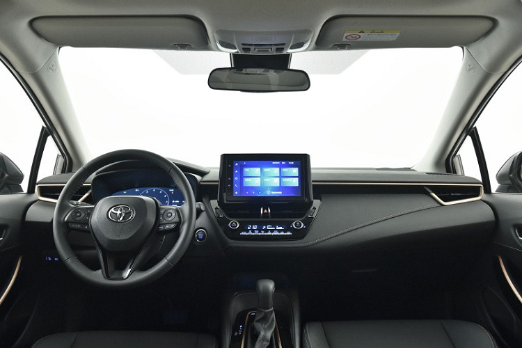 Bên trên lưới tản nhiệt là khoảng trống được che bằng tấm ốp màu đen bóng, nằm giữa 2 đèn pha hình chiếc rìu tomahawk. Đèn pha hình tròn được bao quanh bằng dải đèn LED định vị ban ngày giống Toyota Levin tiêu chuẩn.