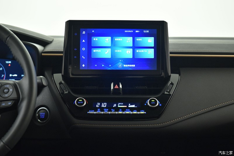 Vòng sang bên sườn, chúng ta sẽ thấy đường vai xe hất dần lên về phía sau, khu vực bên dưới cửa dập lõm vào bên trong, tạo hiệu ứng không gian 3 chiều, hốc bánh nhô lên khỏi thân xe, và bộ vành hợp kim đa chấu sơn màu tối khá thể thao.