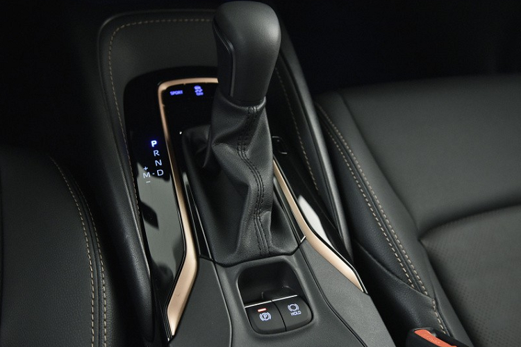 Nằm bên dưới nắp ca-pô của Levin GT 2021 là khối động cơ xăng 4 xi-lanh, hút khí tự nhiên, dung tích 2.0L, dùng chung với Toyota Camry. Động cơ này tạo ra công suất tối đa 178 mã lực và mô-men xoắn cực đại 210 Nm. Sức mạnh được truyền tới bánh thông qua hộp số biến thiên vô cấp CVT giả lập 10 cấp số.