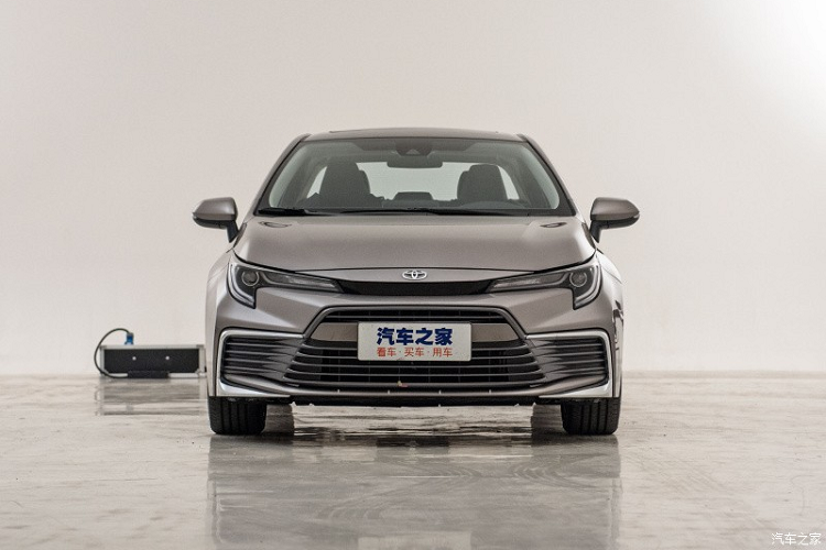 Đặc biệt, Toyota Levin GT 2021 dành cho thị trường Trung Quốc còn có công nghệ an toàn Toyota Safety Sense 2.0, bao gồm hệ thống tránh va chạm sớm, hệ thống kiểm soát hành trình bằng radar, hệ thống hỗ trợ bám làn đường và hệ thống đèn pha tự động. Với những tính năng này, Toyota Levin GT 2021 có hệ thống lái bán tự động cấp độ 2. Ngoài ra, xe còn được trang bị 7 túi khí tiêu chuẩn.