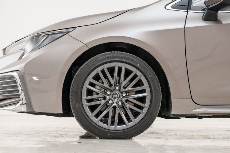 So với Levin thông thường, Toyota Levin GT hoàn toàn mới có kích thước lớn hơn. Mặc dù là sedan cỡ C nhưng Toyota Levin GT 2021 lại có chiều dài cơ sở lên đến 2.750 mm, tăng 50 mm so với Levin tiêu chuẩn. Thêm vào đó là chiều dài 4.695 mm, chiều rộng 1.780 mm và chiều cao 1.435 mm. Nhờ kích thước này, Toyota Levin GT mới sẽ được định vị giữa Levin tiêu chuẩn và Camry tại thị trường Trung Quốc.