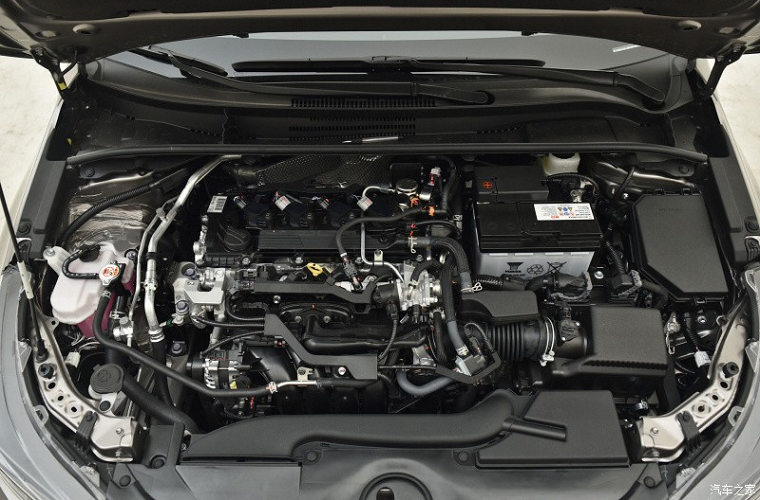 Bước vào bên trong Toyota Levin GT 2021, khách hàng sẽ được chào đón bằng không gian nội thất không quá khác biệt so với bản thường. Xe được trang bị bảng đồng hồ kỹ thuật số toàn phần với màn hình LCD, vô lăng 3 chấu đa chức năng và màn hình thông tin giải trí dạng cảm ứng khá lớn, nằm độc lập trên mặt táp-lô. Ngoài ra, mẫu sedan cỡ C này còn có hệ thống ra lệnh bằng giọng nói và khởi động máy cũng như bật điều hòa từ xa.